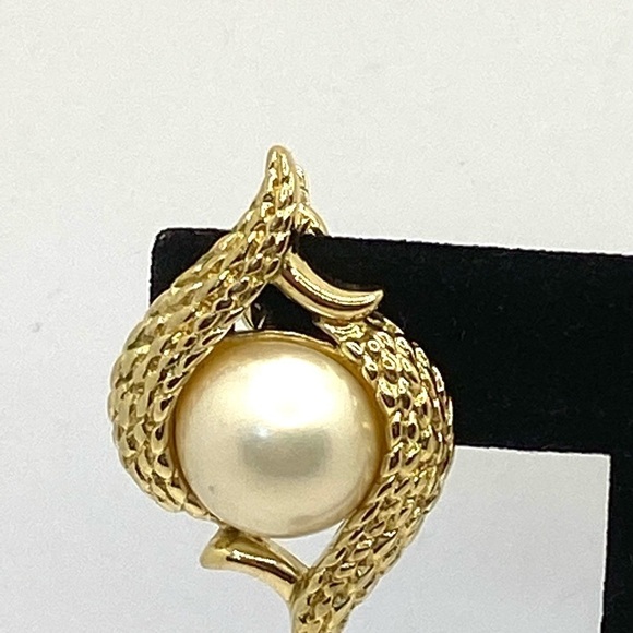 Trifari TM Clip Ons Earrings Faux Pearls 80s 90s - Picture 4 of 11